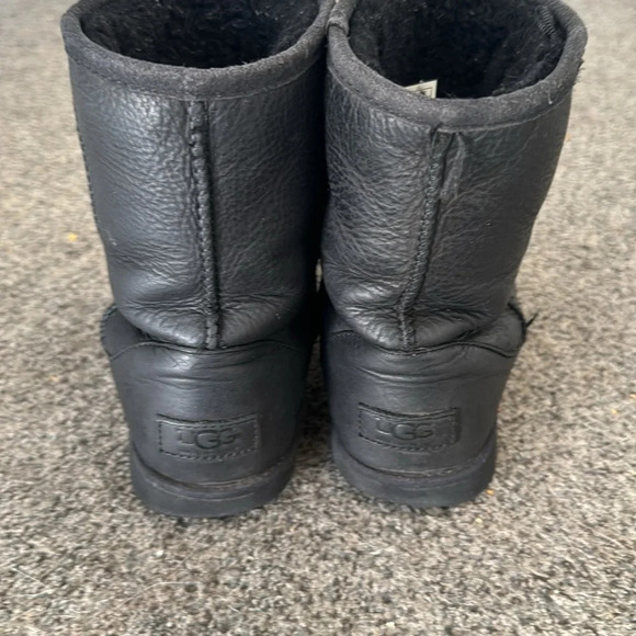 Waterproof ugg black short boots size 6 - Picture 3 of 9